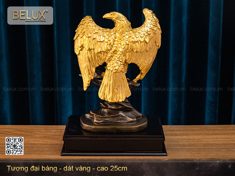 Tượng đại bàng tung cánh dát vàng cao 25cm mẫu 3